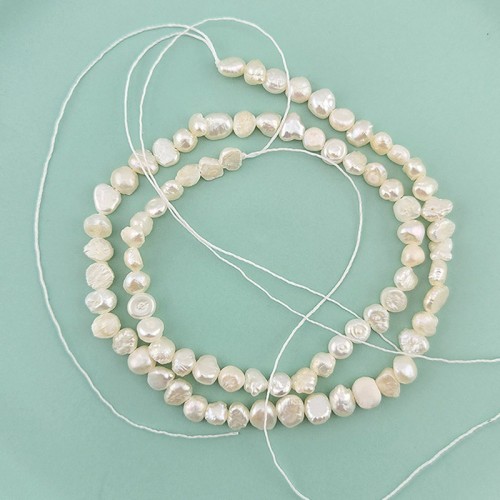 비즈팡 [DP-1-01]담수진주 납작못난이 3-4mm 크림 ,1줄(약34cm미만)