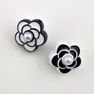 비즈팡 [PA-1-12]메탈통과형 에폭진주까멜리아꽃통과형 14mm(내경1.5mm) 화이트 블랙 ,1개