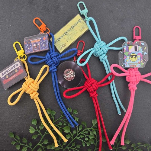 비즈팡 [DIY키링] 전통매듭 추억의레트로 동심결매듭키링 #추억의레트로펜던트 #카세트테이프 #카세트오디오 #크리스마스LP #지하철승차권 #플로피디스크 #동심결매듭만들기 #로프줄 3mm (90cm필요) #전통매듭만들기